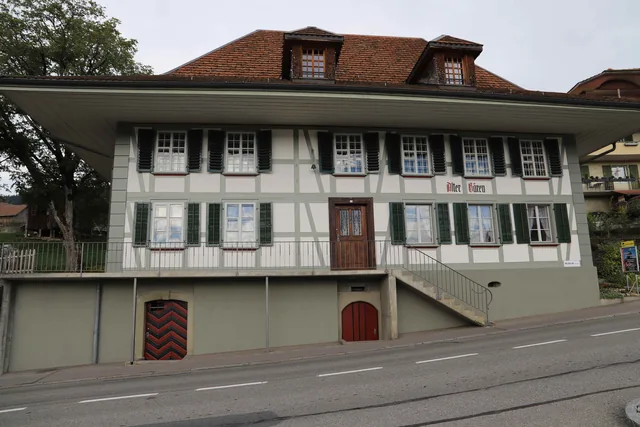 Die Riegfassade mit dem roten Kellertor
