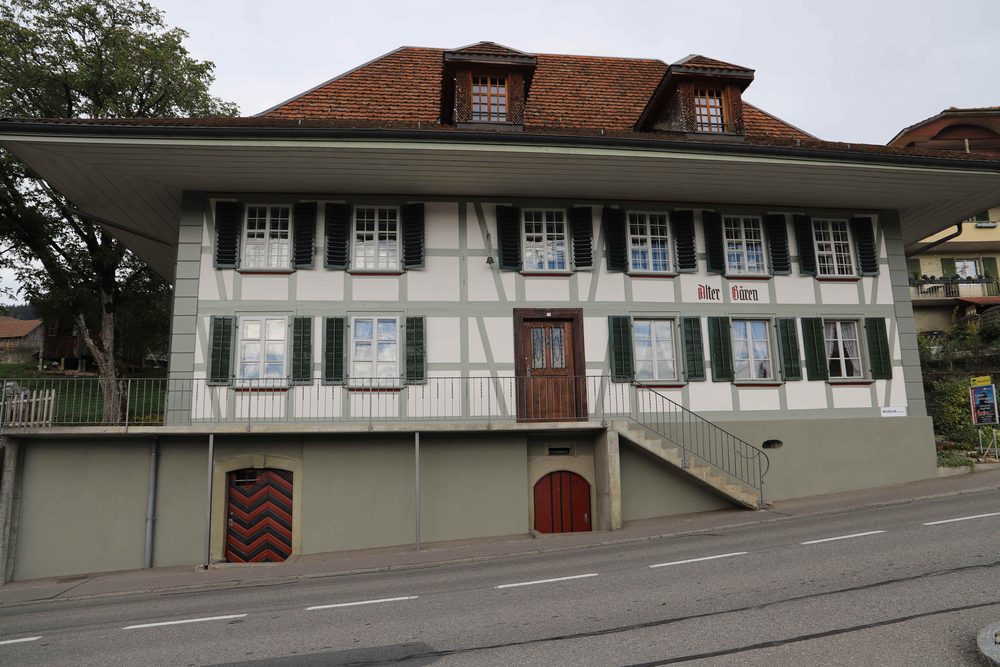 Der Alte Bären mit Riegfassade und rotem Kellertor.