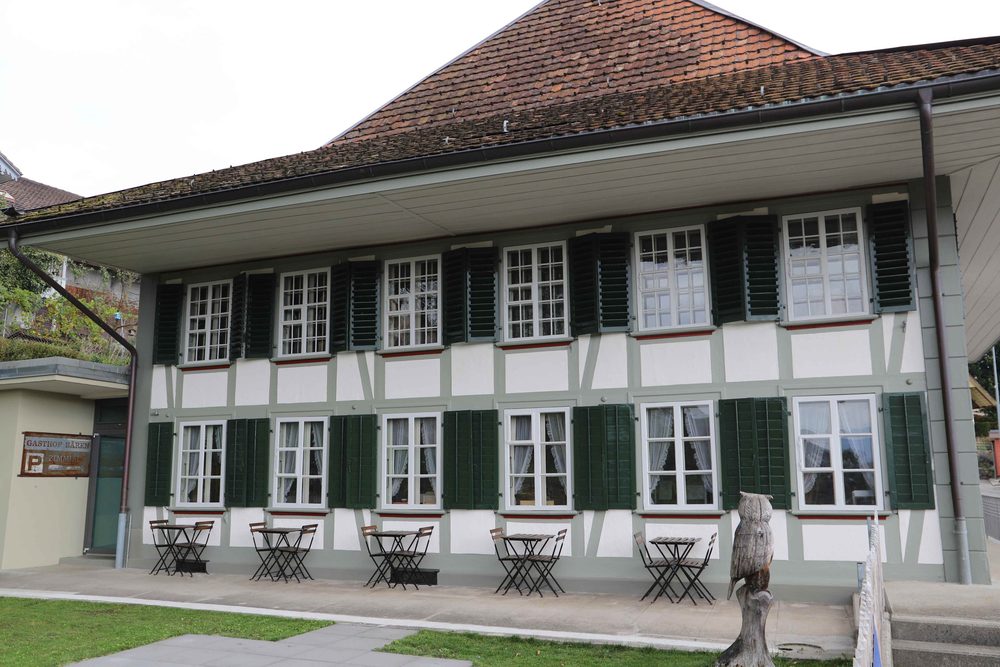 Die Vorderfront des Alten Bären mit Bistrotischen vor dem Eingang.