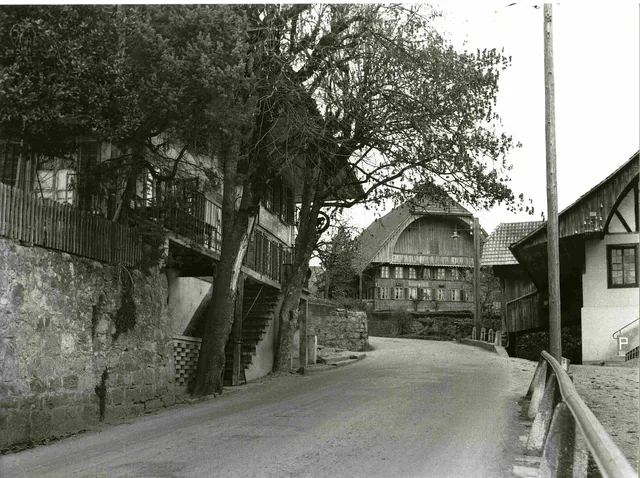 Historische Aufnahme von Riegbauten an der Dorfstrasse
