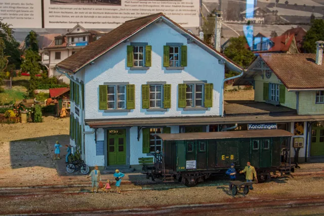 Modell eines Bahnhofsgebäudes mit Zug