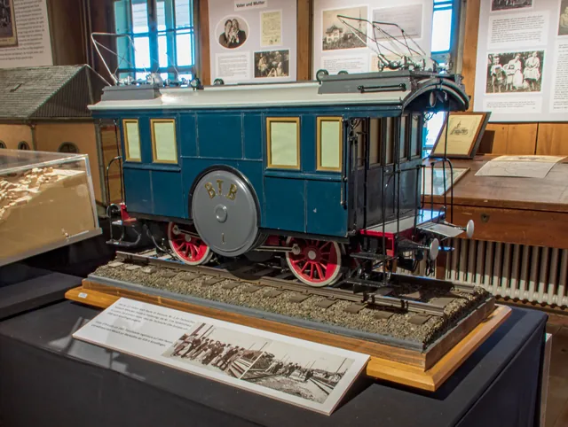 Modell eines historischen Bahnfahrzeugs