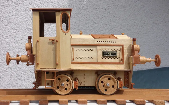 Miniaturlandschaft mit Modelleisenbahn