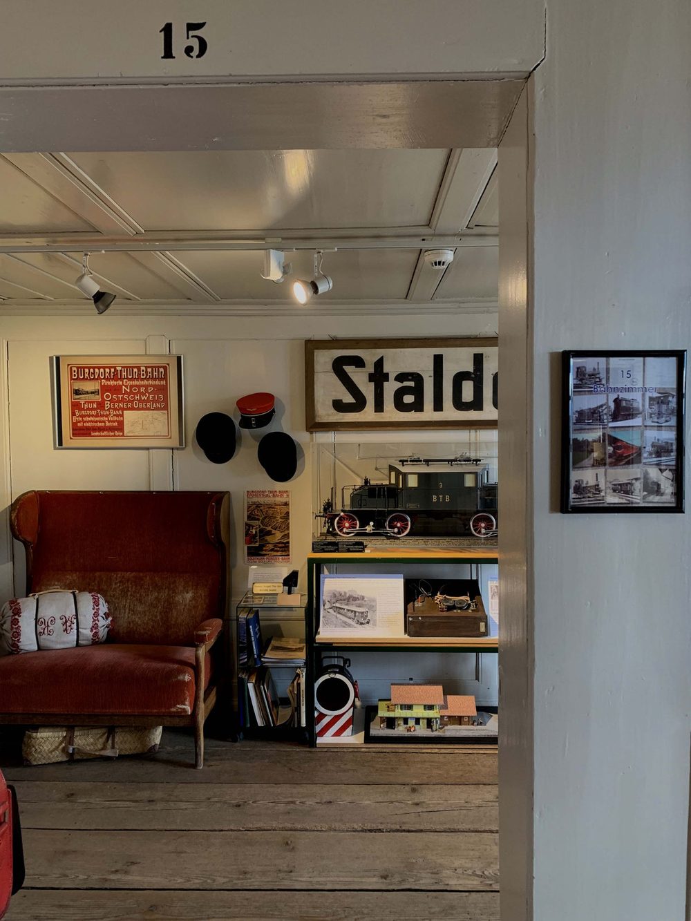 Das Eisenbahnzimmer mit Stalden-Schild, Bahnutensilien und Modellen.