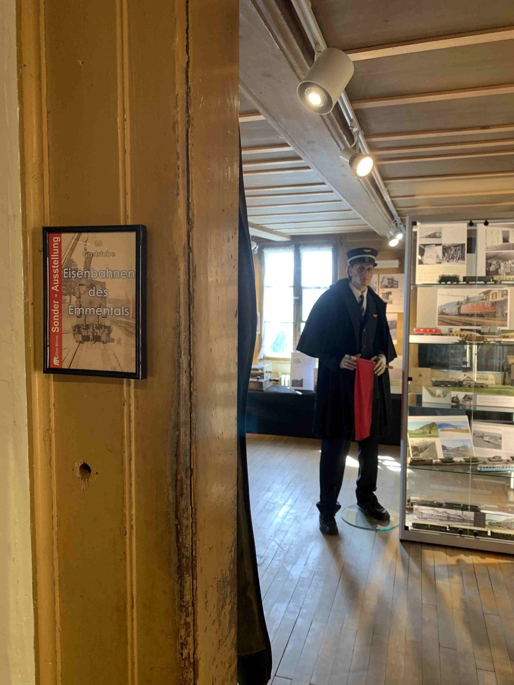 Die Gaststube des Alten Bären mit Holzvertäfelung und Vitrinen der Sonderausstellung.