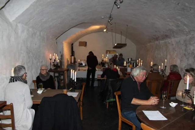 Gäste an einem Anlass im Gewölbekeller