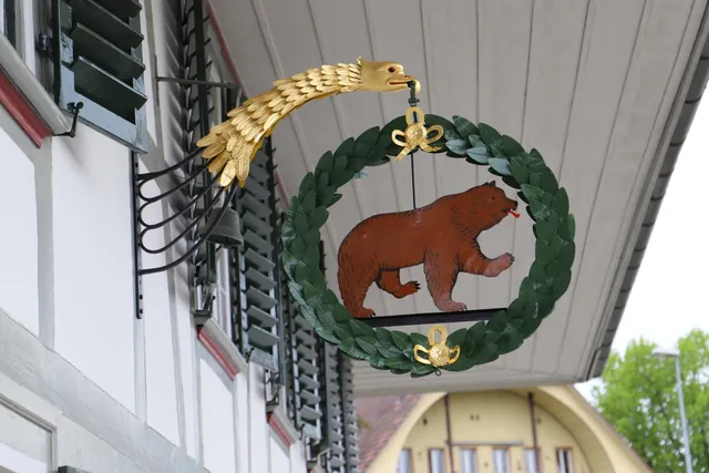 Das Wirtshausschild in der Werkstatt des Restaurators