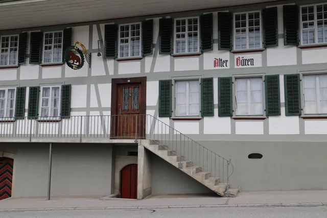 Das fertig restaurierte Wirtshausschild